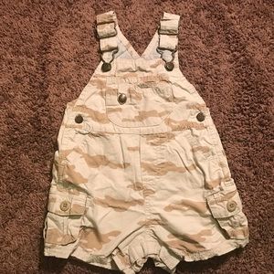 Oshkosh B’gosh Camo Overalls shorts 6-9m